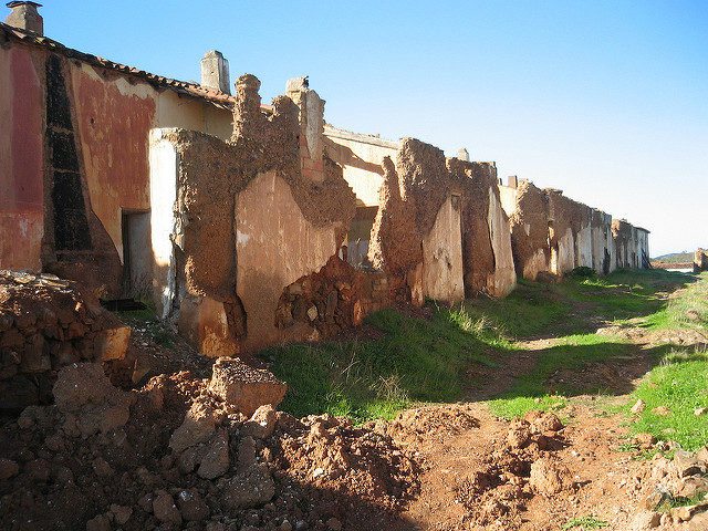 The abandoned São Domingos Mine buildings. Author: Beverly Trayner CC BY 2.0