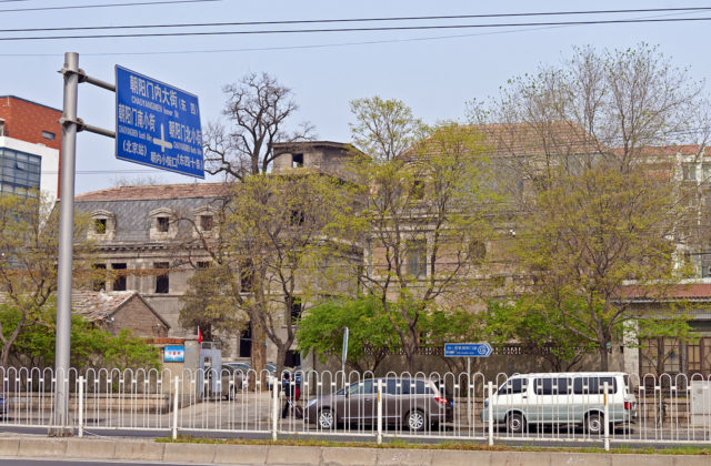 The buildings complex of chaonei no 81 from across the street. Author: Daniel Case CC BY-SA 3.0