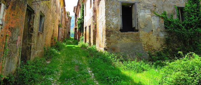 The narrow streets of Tocco Caudio. Photo Credit: Gianfranco Vitolo, CC BY 2.0