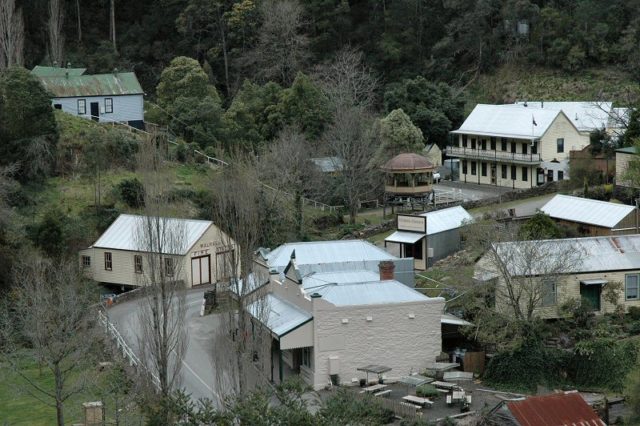 View of part Walhalla, showing mainly original buildings – including the fire station built over the creek – as well as some reconstructed ones. Author: Dsidwell CC BY-SA 3.0