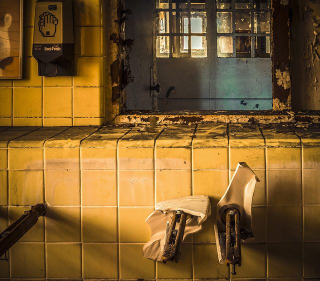 A ruined bathroom. Photo Credit: Thomas, CC BY-SA 2.0. 
