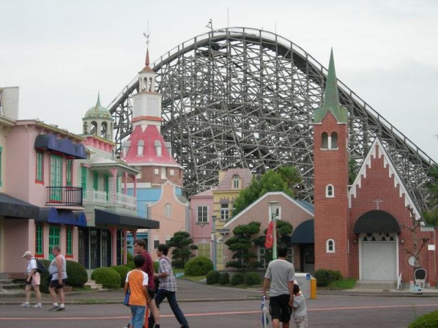 Wooden roller coaster. – By thecrypt – CC BY-SA 2.0