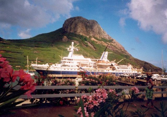 World Discoverer at the port in Ua Pou, in the Marquesas Islands, French Polynesia. Photo Credit: Makemake, CC BY-SA 3.0