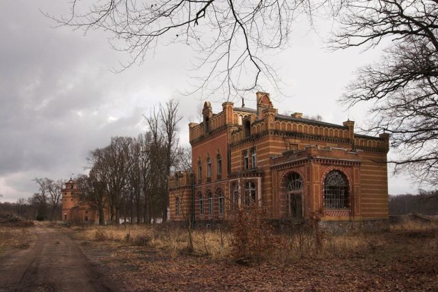 Manor house(front) and grain storage(back) – Author: User: ONAR – CC BY-SA 3.0