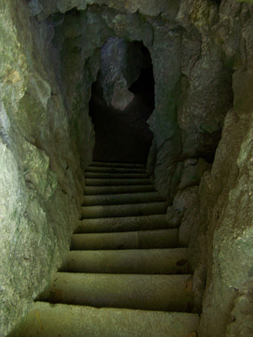 One of the entrances to the labyrinth. Author: Lusitana CC BY 2.5