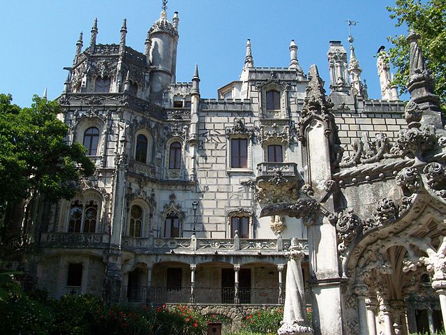 The palace, as seen from the bridge over the lower gate. Author: Lusitana – CC BY 2.5