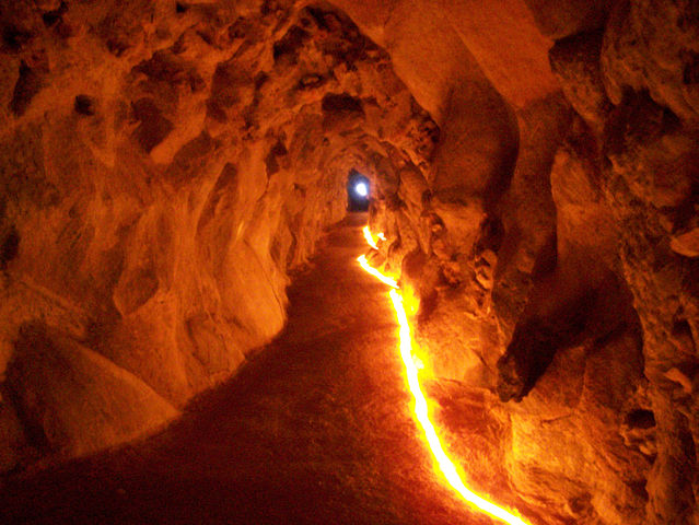 Tunnel starting from the Eastern Grotto. Author: Lusitana – CC BY 2.5