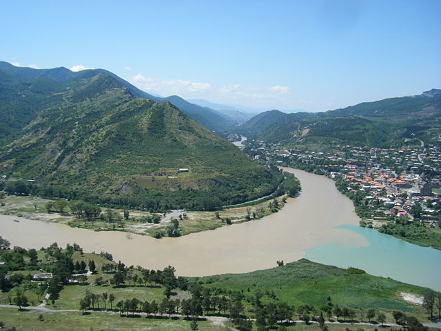 The ancient cities of Mtskheta (right) and Armaz (left). The river that joins the Mtkvari is the Aragvi River (skyblue). Author: AlexandreIV CC BY-SA 3.0 