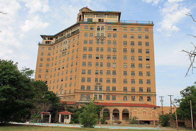 The ruined swimming pool is at the front of the hotel/ Author: Renelibrary – CC BY-SA 3.0