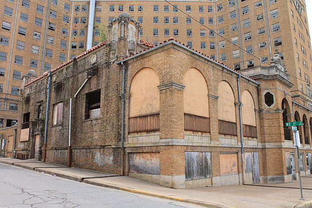 Baker Hotel is slowly decaying. Author: Renelibrary CC BY-SA 3.0 