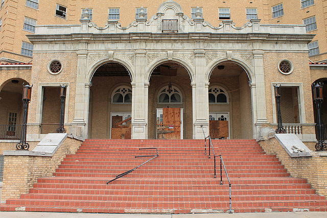 The entrance to the hotel. Author: Renelibrary CC BY-SA 3.0