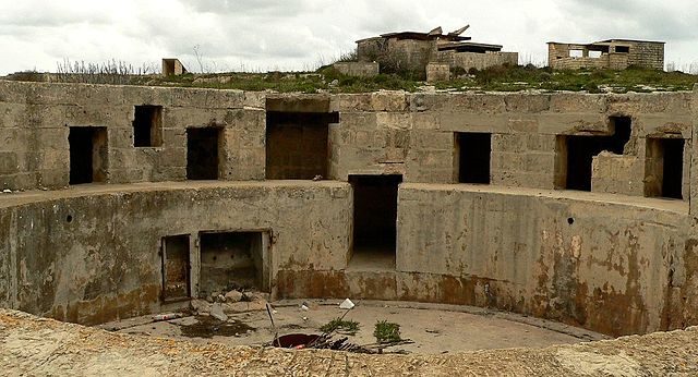 Gun emplacement and gun crew accommodation. Author Ploync CC BY-SA 3.0