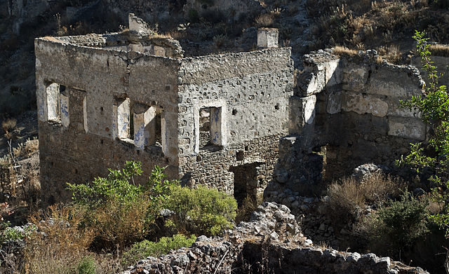 Roofless buildings. Nikodem Nijaki, CC BY-SA 3.0