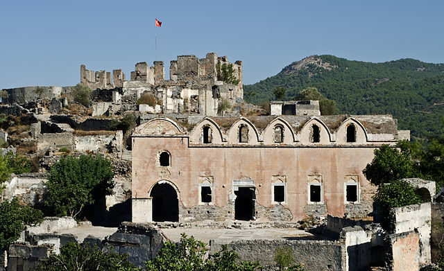 The stone buildings are crumbling. Nikodem Nijaki, CC BY-SA 3.0
