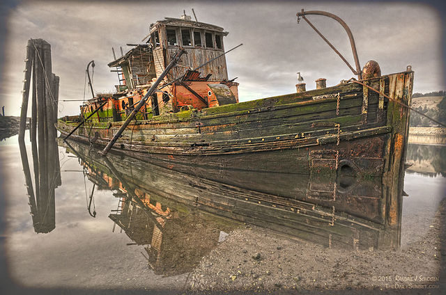 The ship is rotting in the muddy waters/ Author: Rjscholt Randall J Scholten – CC BY-SA 4.0