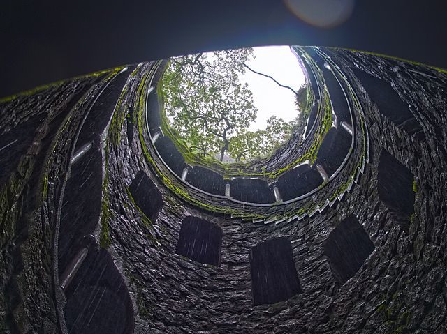 Rain down the Initiation Well. Author: Stijndon – CC BY-SA 3.0