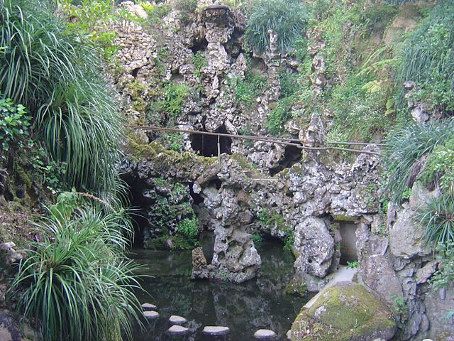 The Waterfall Lake and its system of caves. Author: Husond – CC BY-SA 3.0