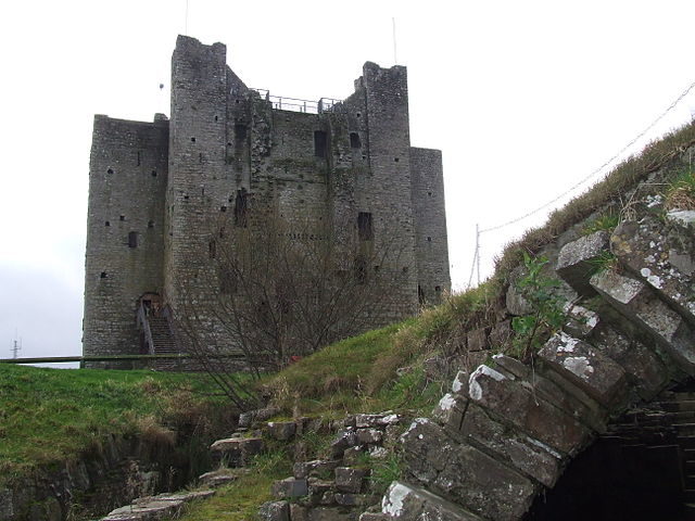 The keep viewed from the chamber under the ground of the great hall near the river gate.Author: Laurel Lodged CC BY-SA 3.0 