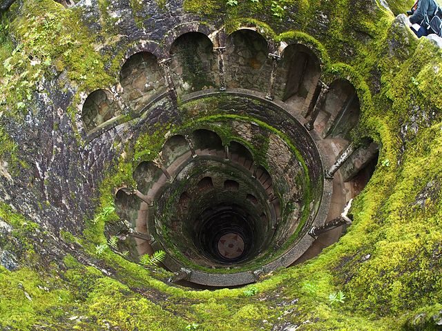 Looking down into the Initiation Well. Author: Stijndon – CC BY-SA 3.0