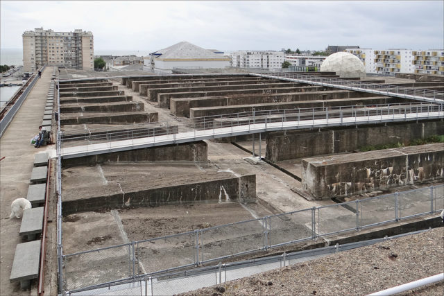 The roof of the underwater base – Author: Jean-Pierre Dalbéra – CC by 2.0