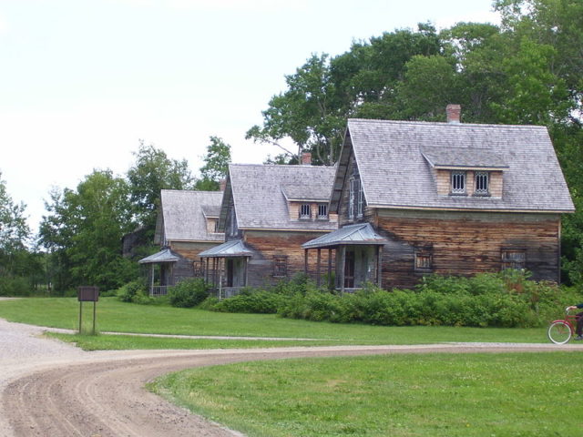 Worker’s dwellings at Val-Jalbert. Author: Audreyannbrousseau CC BY-SA 3.0 