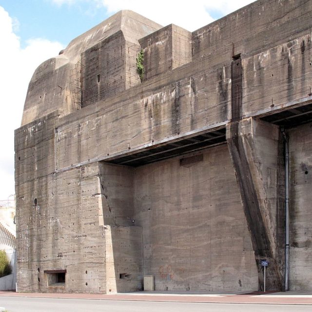 Massive concrete walls of Saint-Nazaire – Author: Rama – CC BY-SA 2.0