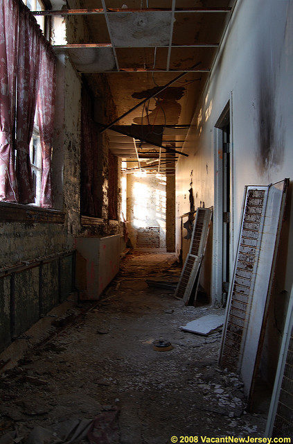 Caved-in ceiling. Author: Justin Gurbisz CC BY-ND 2.0