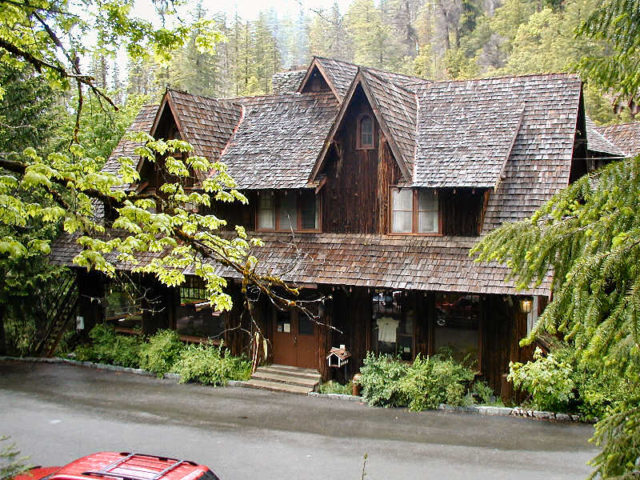 The Oregon Caves Chateau at Oregon Caves National Monument, Oregon, United States. Author: JessStryker CC BY 2.5