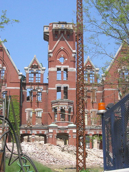 Demolition of the administration building. Author: Detmafilms CC BY 2.0