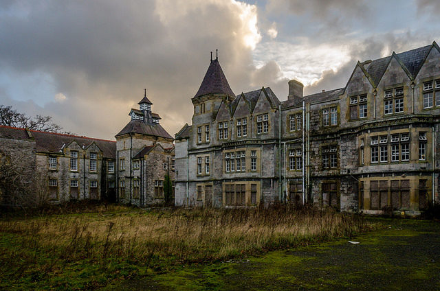 North Wales Hospital. Author: Robin Hickmott CC BY 2.0