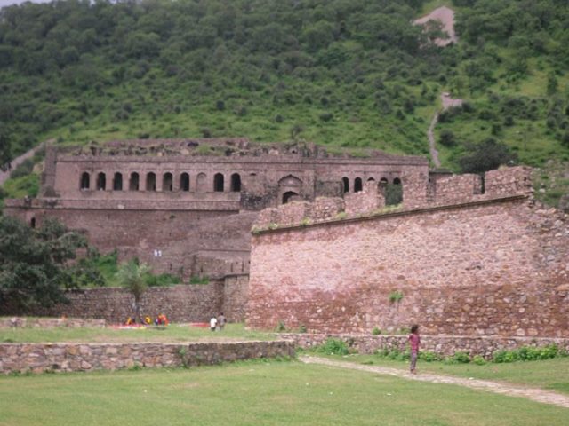 Playing cheerfully below the city walls. Author: Arindambasu2 CC BY-SA 3.0