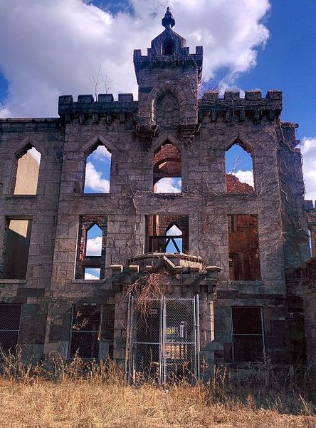 Renwick Smallpox Hospital on Roosevelt Island. Author: MusikAnimal CC BY-SA 4.0