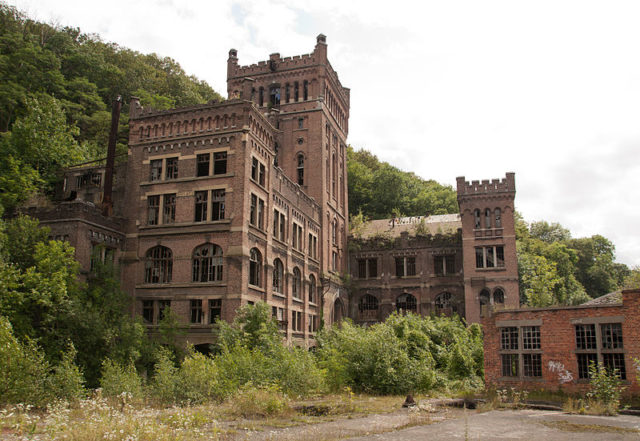 The abandoned mine. Author: Johan Bakker  CC BY-SA 3.0