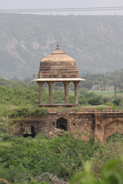 The lonely Bhangarh Fort. Author: Shahnawaz Sid CC BY 2.0