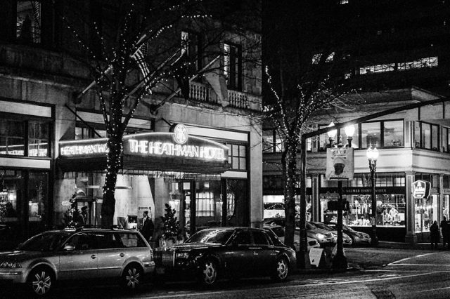 A nighttime view of the Heathman Hotel in Portland, Oregon.Author: Visitor7 CC BY-SA 3.0 