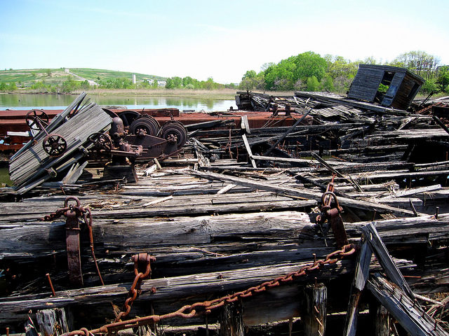 Through the wooden planks. Author: H.L.I.T. CC BY 2.0