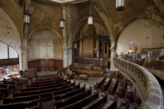 Pews snaking across the main floor of Woodward Avenue Presbyterian Church