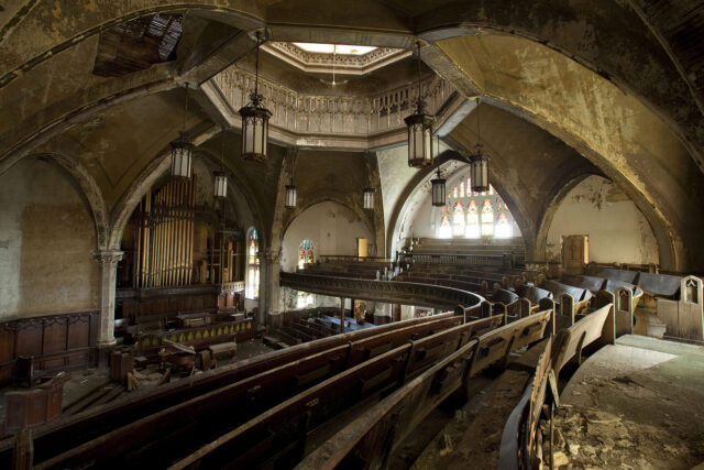 Pews snaking across the balcony of Woodward Avenue Presbyterian Church