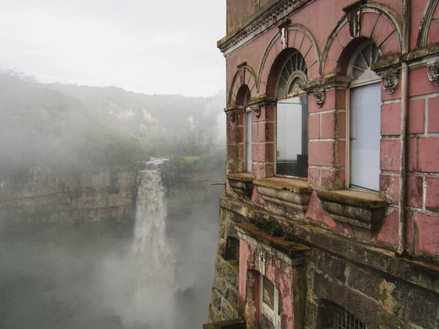 Hotel del Salto next to the Salto del Tequendama – Author: Pedro Felipe – CC BY-SA 3.0