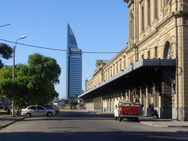 Side of the station with the communications tower in the background – Author: Benlet26 – CC BY-SA 3.0