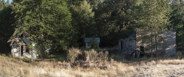 Guard house, gas and oil shack, and warehouse in Lester Washington. Author: BryonDavis. CC BY-SA 3.0