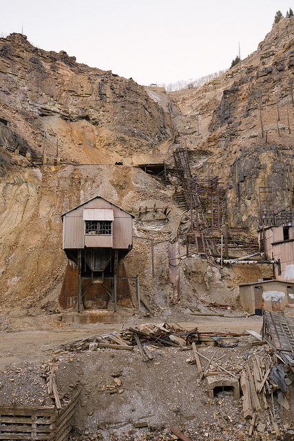 Gilman Tram, to the right of the tipple, you can see the remnants of the tram that would take workers from the Eagle mine to their homes at the top of the hill – Author: el-toro – CC by 2.0