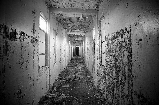 Inside the abandoned barracks – Author: naql – CC by 2.0