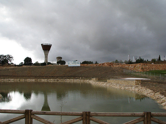 Depressing Lake. To get to this pond, you have to cross a dirt road. – Author: José María Mateos – CC by 2.0