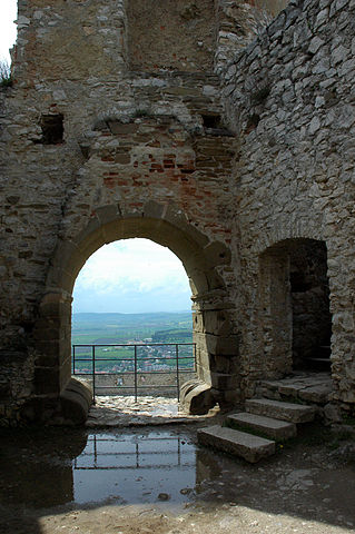 The ruins of the castle/ Author: János Korom Dr – CC BY-SA 2.0