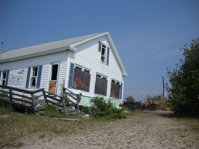 Cottage in Pleasure Beach in very poor condition. Author: 826 PARANORMAL. CC BY 2.0