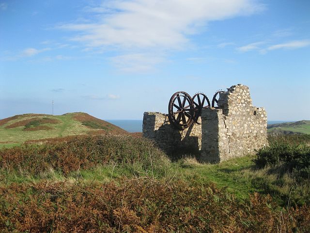 Remains of winding house/ Author: Bob Jones – CC BY-SA 2.0