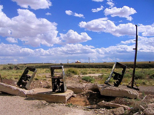 The burned gas pumps/ Author: Mingo Hagen – CC BY 2.0