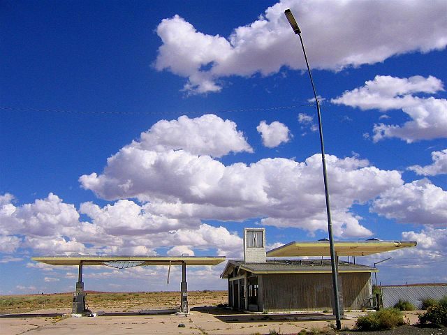 Abandoned gas station in Two Guns/ Author: Mingo Hagen – CC BY 2.0