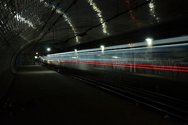 The platforms of the closed station of Champ de Mars/Author: Sprag75 – CC BY-SA 3.0